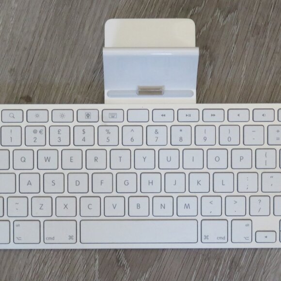 Apple Keyboard Dock A1359 for iPad Generation 1/2/3 Pre-Owned (K708) - Picture 2 of 8